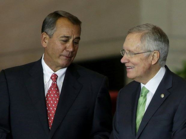 El presidente de la Cámara de Representantes, John Boehner, y el líder de la mayoría demócrata en el Senado, Harry Reid, durante una ceremonia en el Capitolio, el pasado 10 de diciembre. Foto Reuters