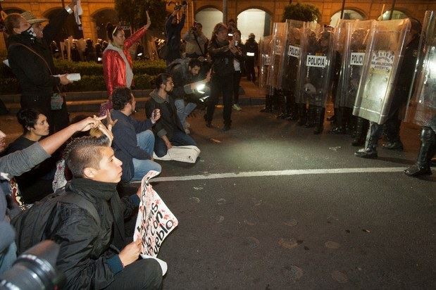Sociedad civil durante marchan mitin del Ángel de al Zócalo en apoyo a los familiares de los 43 normalistas desaparecidos, el pasado 20 de noviembre Foto: La Jornada