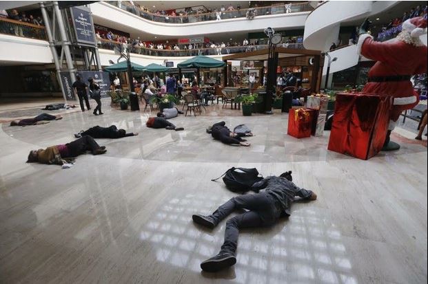 Cabareteros y artistas realizaron en un centro comercial un 'flashmob' en apoyo a los padres de los 43 normalistas desaparecidos. Foto: La Jornada