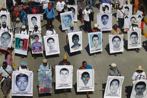Familiares de los normalistas marchan en Chilpancingo, el 02 de diciembre de 2014, para exigir la aparición con vida de los 43 jóvenes. Foto Reuters