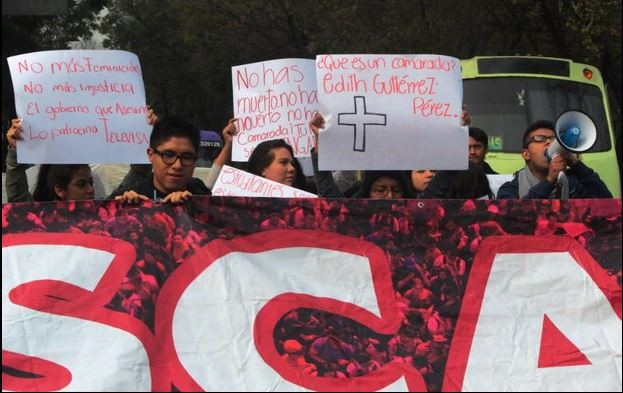 Alumnos de la ESCA-Unidad Santo Tomás marcharon sobre Paseo de la Reforma hacia la PGR para exigir justicia por el asesinato de su compañera Edith Gutiérrez. Foto: La Jornada