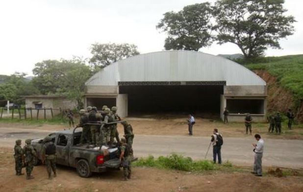 Aspecto de la bodega en Tlatlaya, estado de México, en la que fueron abatidos presuntos secuestradores. Imagen captada el 30 de junio, horas después de los hechos. Foto Agencia MVT