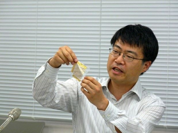 Takao Someya, profesor y líder del Departamento de Ingeniería Eléctrica y Electrónica, de la Universidad de Tokio. Foto tomada de http://techon.nikkeibp.co.jp/