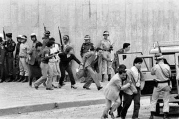 Imagen difundida en la época, tras la toma guerrillera del Palacio de Justicia de Colombia y el posterior asalto militar.
