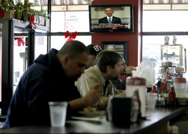Comensales cenan en una cafetería cubana, mientras en la televisión se observa el discurso del presidente Barack Obama sobre la normalización de las relaciones bilaterales entre Cuba y Estados Unidos. Foto Ap