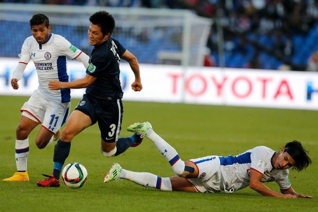 Jao Rojas se disputa el esférico con Takuya Iwata, durante el tercer partido entre Cruz Azul y Auckland City en la Copa Mundial de Clubes. Foto AP