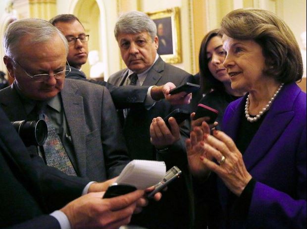 Dianne Feinstein, presidenta del Comité de Inteligencia del Senado, habla con reporteros tras difundir el informe sobre tácticas de tortura en la CIA, el 09 de diciembre de 2014. Foto Reuters