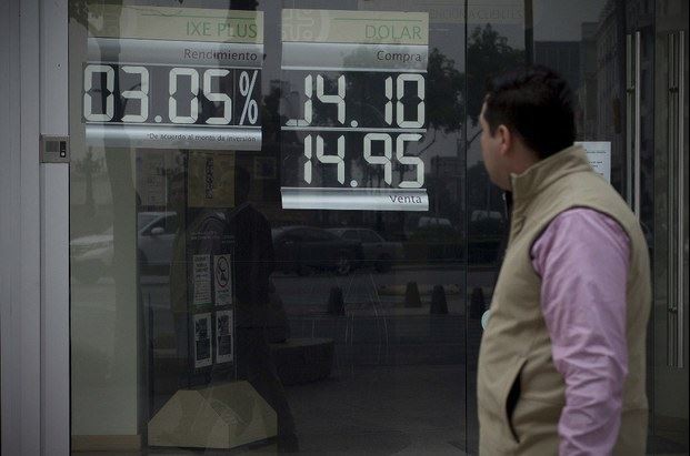 Cotización del peso con respecto al dólar en una sucursal bancaria de la ciudad de México. Foto Xinhua / Archivo