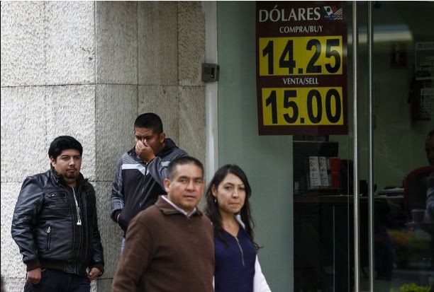 Cotización del dólar en bancos de la ciudad de México, el 23 de diciembre de 2014. Foto Rodolfo Ángulo / Cuartoscuro