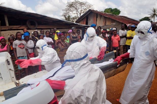 Imagen de archivo de un muerto por posible contagio de ébola. Foto: Ap
