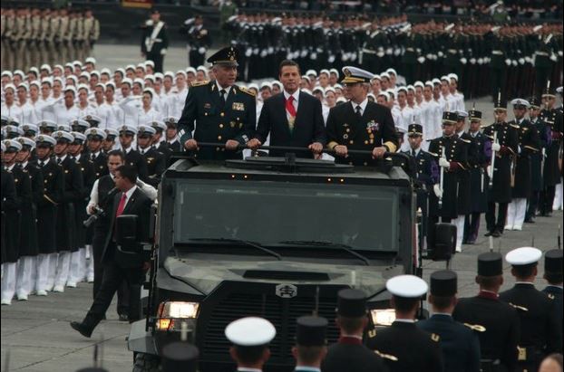 El presidente Enrique Peña durante el desfile militar del 16 de septiembre pasado. Lo acompañan los secretarios de Marina y de la Defensa. Foto: La Jornada
