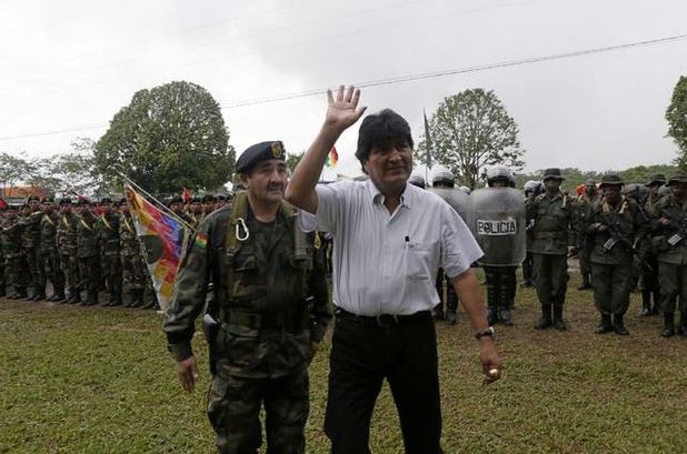 El presidente de Bolivia, Evo Morales, pasa revista a tropas al este de La Paz, el pasado 10 de diciembre. Su gobierno erradicó unas 11 mil hectáreas de plantaciones ilegales de coca y confiscó unas 192 toneladas de drogas en 2014. Foto Reuters