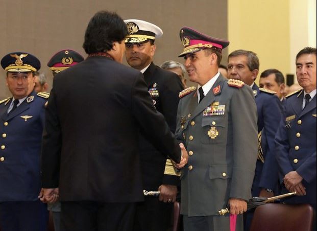 El presidente Evo Morales destacó el esfuerzo de Bolivia en el decomiso de drogas. En la imagen, el mandatario estrecha la mano del general Omar Salinas, nuevo jefe de las fuerzas armadas bolivianas. Foto Reuters