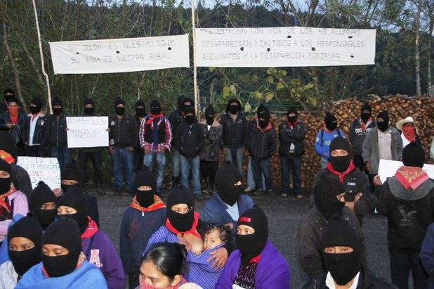 El pasado 22 de octubre, miembros del EZLN se unieron al Día de Acción Global por Ayotzinapa, en cada una de sus comunidades, en caminos y viviendas prendieron velas y se manifestaron a través de pancartas, para exigir la presentación con vida de los 43 normalistas desaparecidos. Foto Cuatoscuro/Archivo