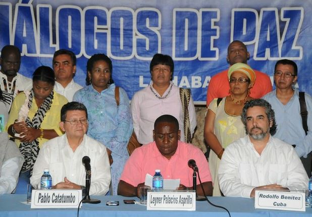 Miembros de la delegación negociadora de las Fuerzas Armadas Revolucionarias de Colombia durante los diálogos de paz con el Gobierno de Colombia para pedir una disculpa sobre los sucesos ocurridos en el departamento de Chocó en 2002, donde perdieron la vida 79 personas. Foto Xinhua
