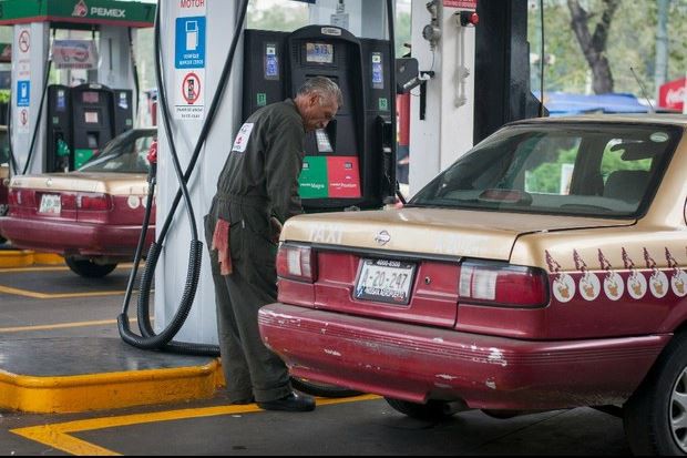 El litro de gasolina a partir de este sábado costará 13.31 pesos, con un aumento de nueve centavos respecto al mes pasado. Foto Cuartoscuro