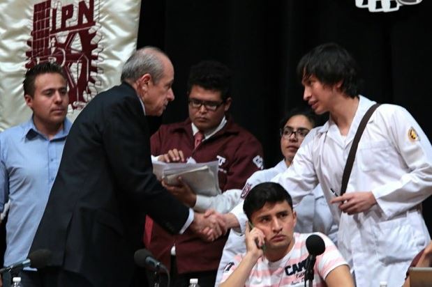 El director del IPN, Enrique Fernández Fassnacht, recibe el pliego petitorio de parte de los estudiantes, este martes. Foto: La Jornada