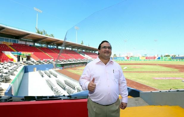 El gobernador de Veracruz, Javier Duarte, en recorrido por el estadio de beisbol 