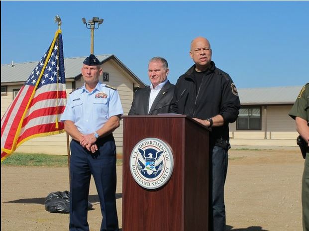 El secretario de Seguridad Nacional, Jeh Johnson, durante una conferencia en el nuevo centro de detención de inmigrantes en Dilley, Texas, el pasado 15 de diciembre. Foto Ap