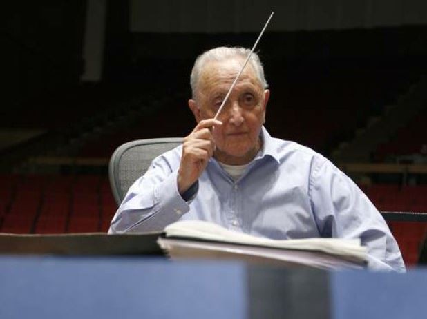 Luis Herrera de la Fuente durante un ensayo con la Filarmónica de la Ciudad de México, en 2011. Foto: La Jornada