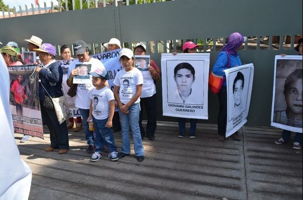Padres de familia, estudiantes de la Normal de Ayotzinapa y maestros de la Ceteg protestan en Iguala, al cumplirse tres meses de la desaparición de 43 estudiantes, y el asesinato de otros tres, en el 41 Batallón de Infantería, donde derribaron una puerta de la instalación militar. Foto Sergio Ocampo