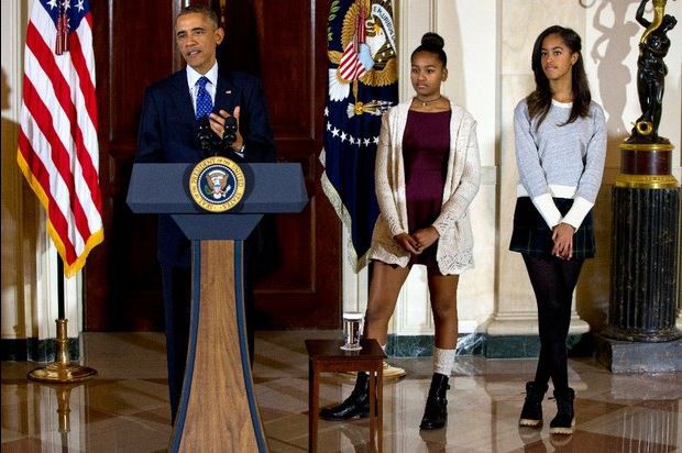 El presidente de Estados Unidos, Barack Obama, junto con sus hijas Sasha y Malia en una conferencia en la Casa Blanca el pasado 26 de noviembre. Foto AP