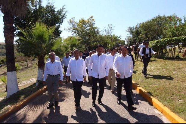 El secretario de Gobernación, Miguel Angel Osorio Chong, acompañado de los gobernadores de Michoacán, Salvador Jara; Guerrero, Rogelio Ortega; y estado de México, Eruviel Ávila. Foto tomada de la cuenta de Twitter @GobOrtega
