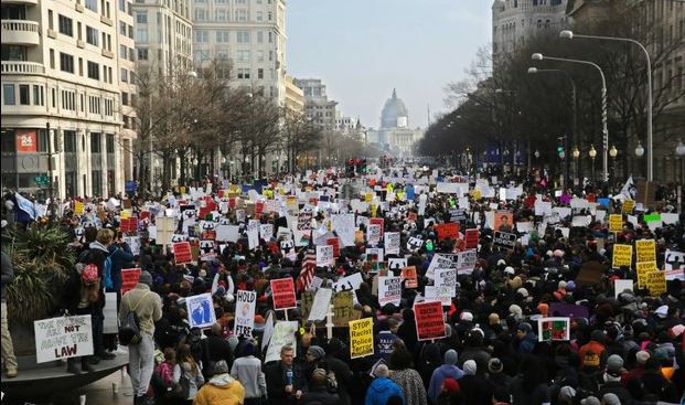 Más de 10 mil manifestantes marcharon por la emblemática avenida Pennsylvania para denunciar las muertes de ciudadanos afroamericanos a manos de los cuerpos policiales del país. Foto Reuters