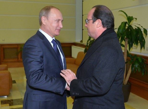 El presidente ruso, Vladimir Putin, a la izquierda, y el presidente francés, François Hollande, se dan la mano después de su reunión en el aeropuerto de Moscú Vnukovo. Foto: Ap