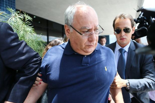 El ex director de Servicios de Petrobras Renato Duque es custodiado previo a su audiencia en Curitiba, Brasil, el 3 de diciembre de 2014. Foto Xinhua