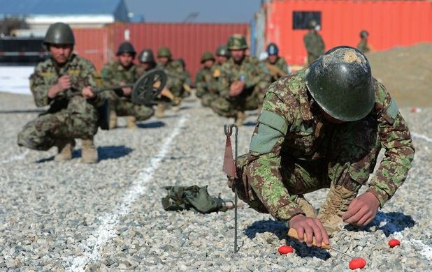 Soldados afganos durante un entrenamiento para desactivar minas. Foto Ap