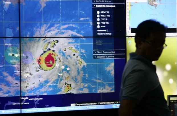 Un meteorólogo Observa el camino del tifón Hagupit, en las oficinas de la Administración de Servicios atmosféricos, Geofísicos Y Astronómicos de Filipinas (PAGASA, Por Sus siglas en español. Foto: Xinhua