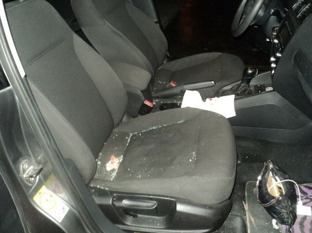 El diputado local de Nueva Alianza provocó destrozos al auto de la mujer que le solicitó retirar su GMC del paso. Foto: Juan Carlos Flores / La Jornada