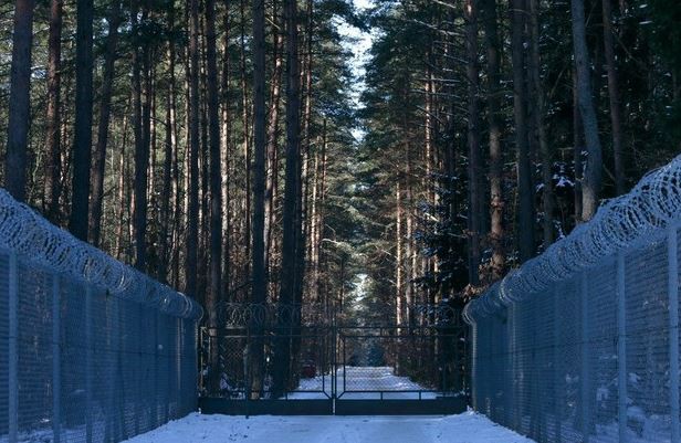 Una cerca de alambre de púas rodea una zona militar cerca del pueblo de Stare Kiejkuty, Polonia, país que permitió el traslado de sospechosos de Al Qaeda a una cárcel secreta de la CIA en territorio polaco. Foto Reuters