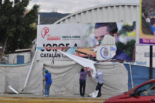 Miembros de la Coordinadora Estatal de Trabajadores de la Educación de Guerrero retiran propaganda política en Chilpancingo, como parte de sus acciones para impedir la realización de comicios en el estado en junio próximoFoto Sergio Ocampo