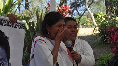 La madre del normalista Felipe Arnulfo Rosas dirige un mensaje en Chilpancingo.Foto Rubicela Morelos