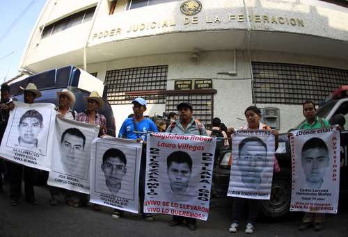Protesta en la ciudad de Chilpancingo por la desaparición de los 43 normalistas de Ayotzinapa.Foto Reuters