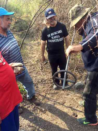 Familiares de desaparecidos utilizan la herramienta que han desarrollado para encontrar restos de personas.Foto La Jornada