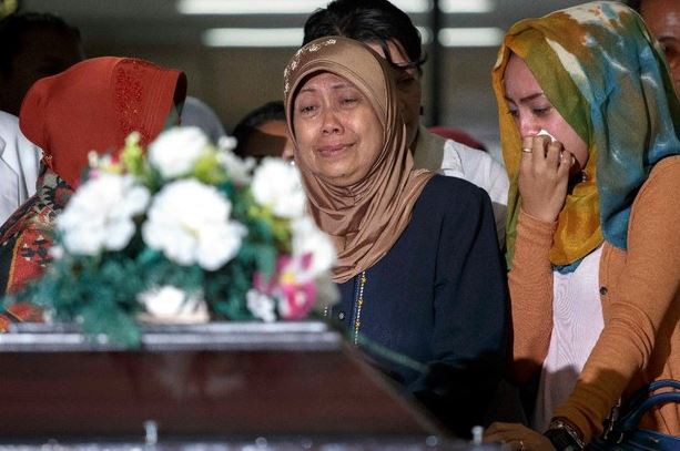 Mujer rompe en llanto cuando autoridades le entregaron el cuerpo de su hija, Hayati Luthfiah Hamid, en un hospital de Surabaya. Foto Reuters