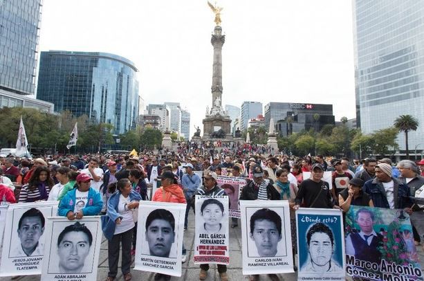 Familiares, compañeros y manifestantes exigen justicia para los jovenes desaprecidos en Ayotzinapa . Foto: Pablo Ramos / La Jornada