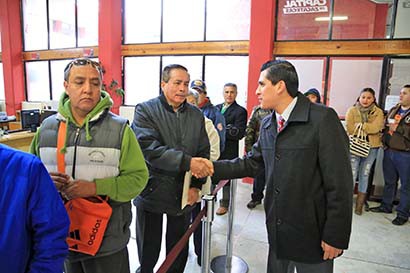 El presidente municipal de Zacatecas, Carlos Peña Badillo, en un recorrido por las instalaciones del ayuntamiento ■ foto: La Jornada Zacatecas