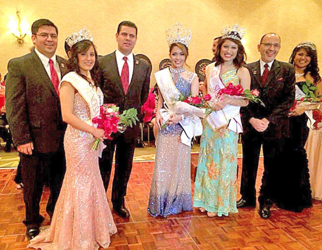 Otorgan el premio al Zacatecano y la Joven del Año, presea que reconoce la destacada trayectoria de los paisanos dentro de la Federación. Además se eligió a la reina de la Federación ■ foto: La Jornada Zacatecas