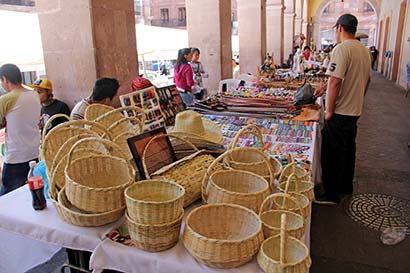 Productores zacatecanos ofrecieron diferentes dulces típicos, joyería de plata, arte urbano y huichol, entre otros ■ foto: ernesto moreno