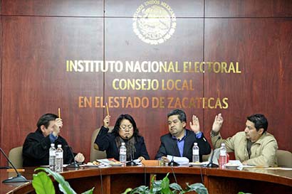 Integrantes de la Junta Local Ejecutiva del Instituto Nacional Electoral, durante la sesión de este viernes ■ foto: andrés sánchez