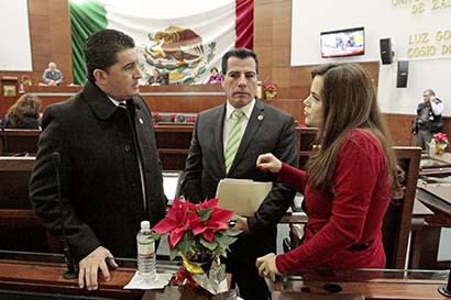 Mario Cervantes (al centro) durante los trabajos legislativos de diciembre pasado ■ FOTO: ERNESTO MORENO