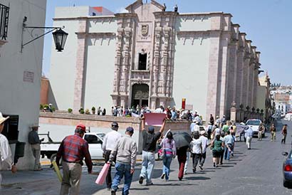 Edificio de la Legislatura local, donde laboran 215 empleados de base y confianza, además de 40 eventuales ■ foto: La Jornada Zacatecas