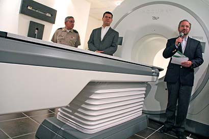 El 3 de septiembre de 2014, el gobernador hizo entrega a los SSZ de un acelerador lineal para el Centro Estatal de Oncología; costó 96 mdp ■ foto: andrés sánchez
