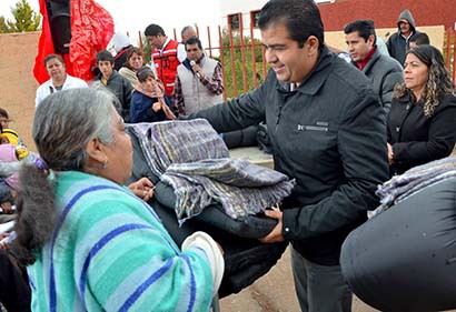 El alcalde Roberto Luévano encabezó la distribución de insumos ■ foto: La Jornada Zacatecas
