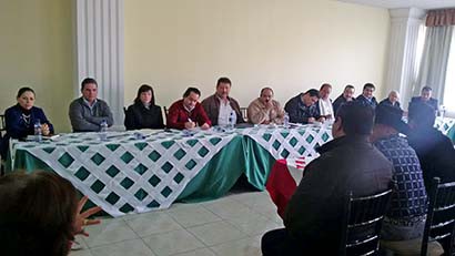Los empresarios se reunieron con autoridades de Pemex ■ foto: raquel ollaquindia