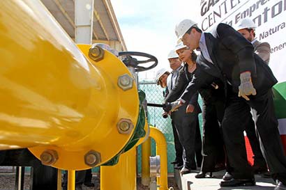 Miguel Alonso Reyes y Yaco Reimers realizaron la apertura de la válvula del sistema que surtirá de gas natural a la empresa Cesantoni ■ FOTO: ANDRÉS SÁNCHEZ